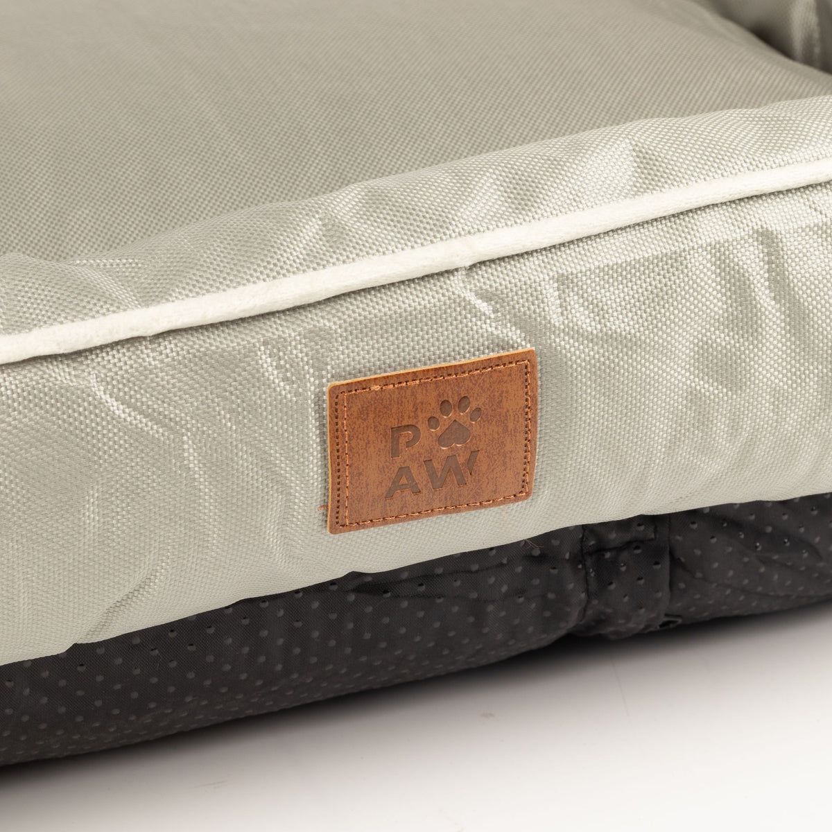 Cuccia beige kaki con bordino crema – media, 70 × 60 × 15 cm
