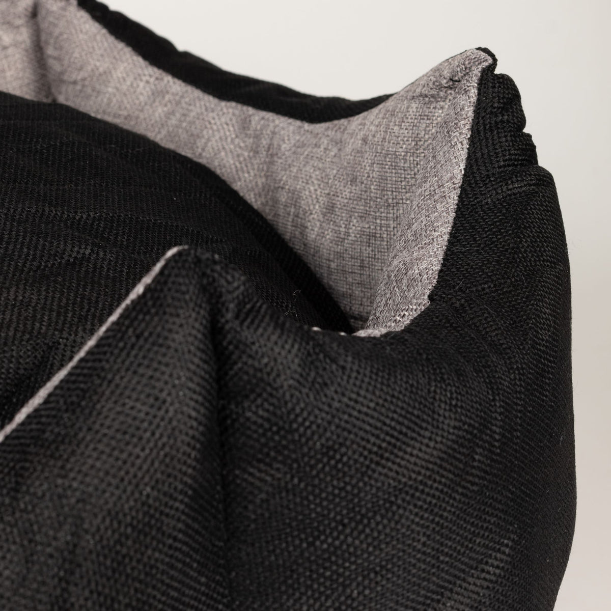 Cuccia a corona Royal nera e grigia – grande, 60 × 60 × 26 cm