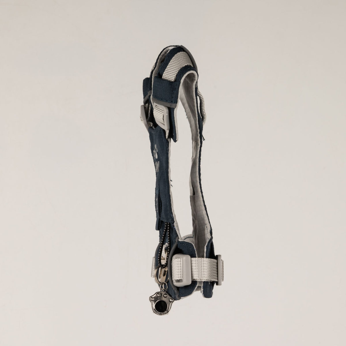Pettorina Guardian grigio roccia con ciondolo in ossidiana nera – taglia XS (2–4 kg)
