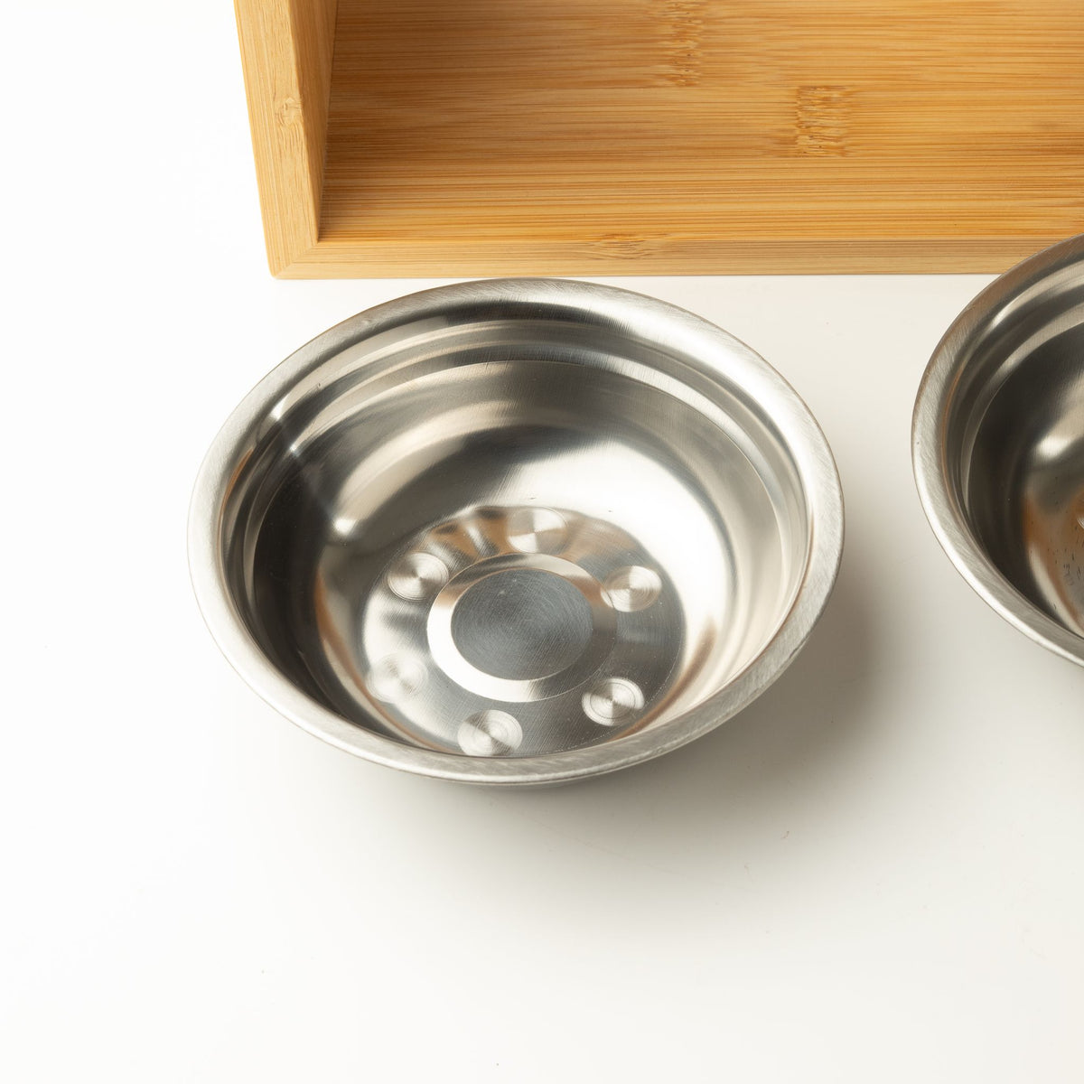 Doppia ciotola grande in acciaio inox con supporto in legno – 2 × 13 cm