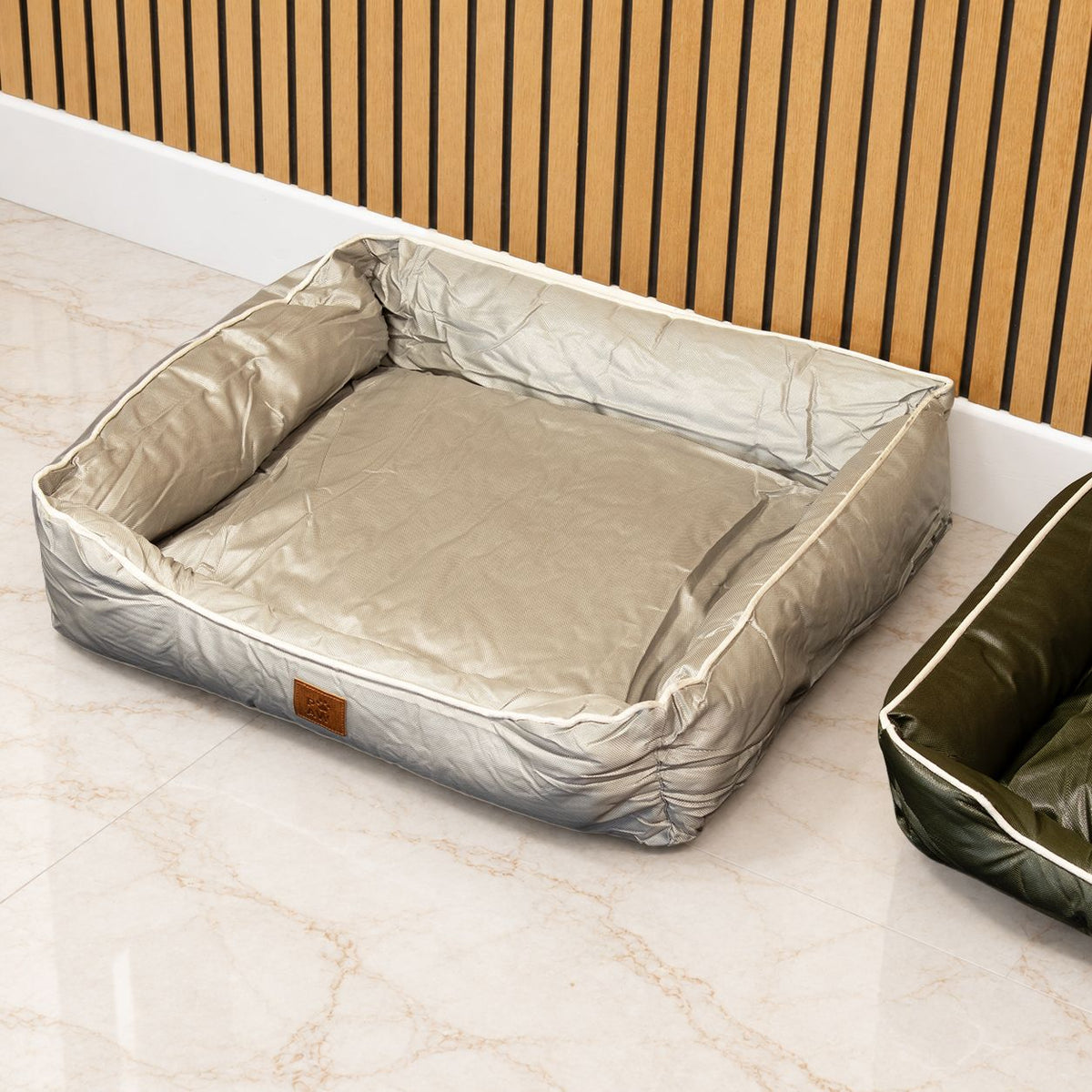 Cuccia beige kaki con bordino crema – media, 70 × 60 × 15 cm