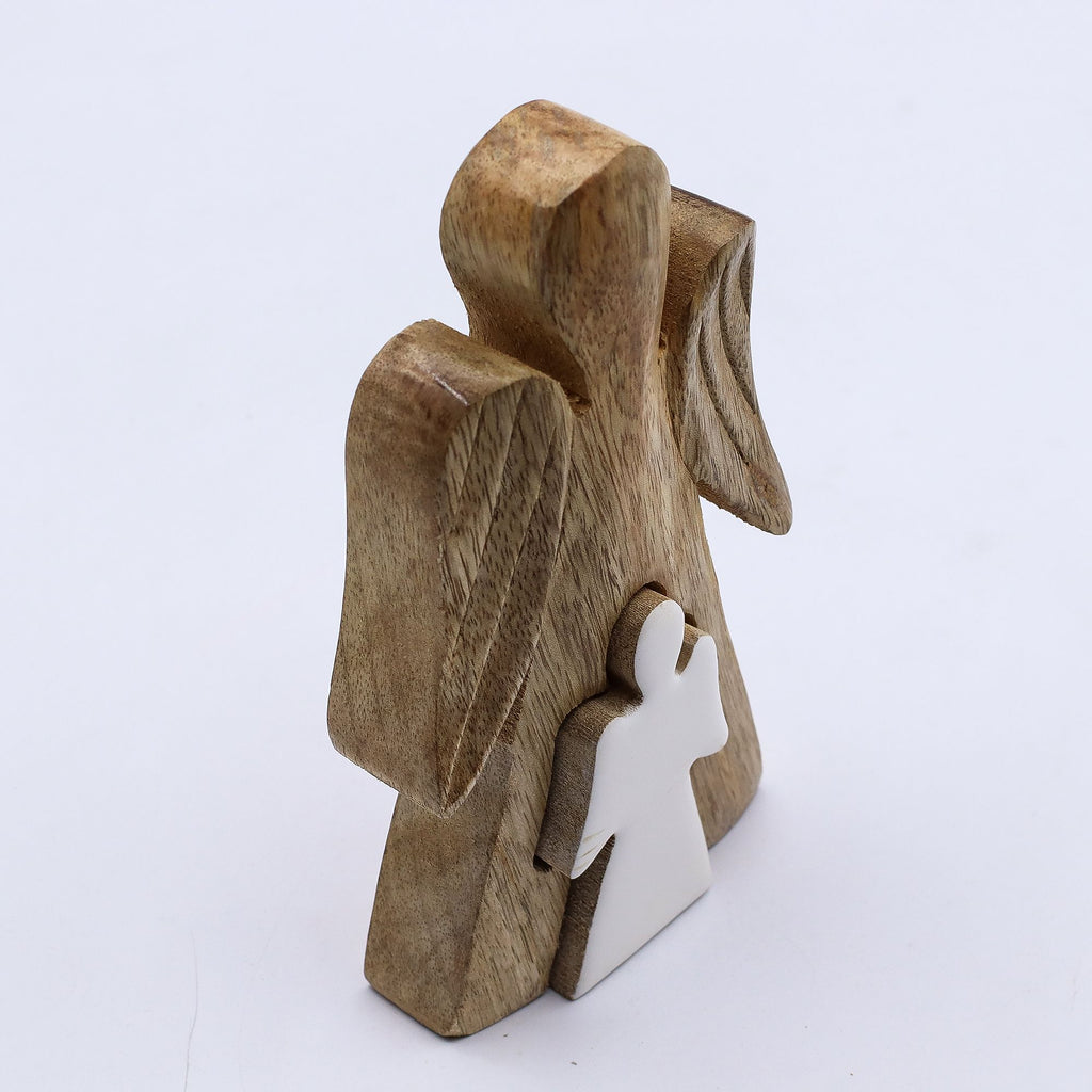 Angelo nell'angelo in legno di mango e smalto bianco – 15 cm