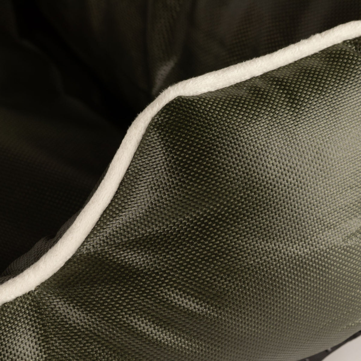 Cuccia verde kaki con bordino crema – piccola, 60 × 50 × 15 cm