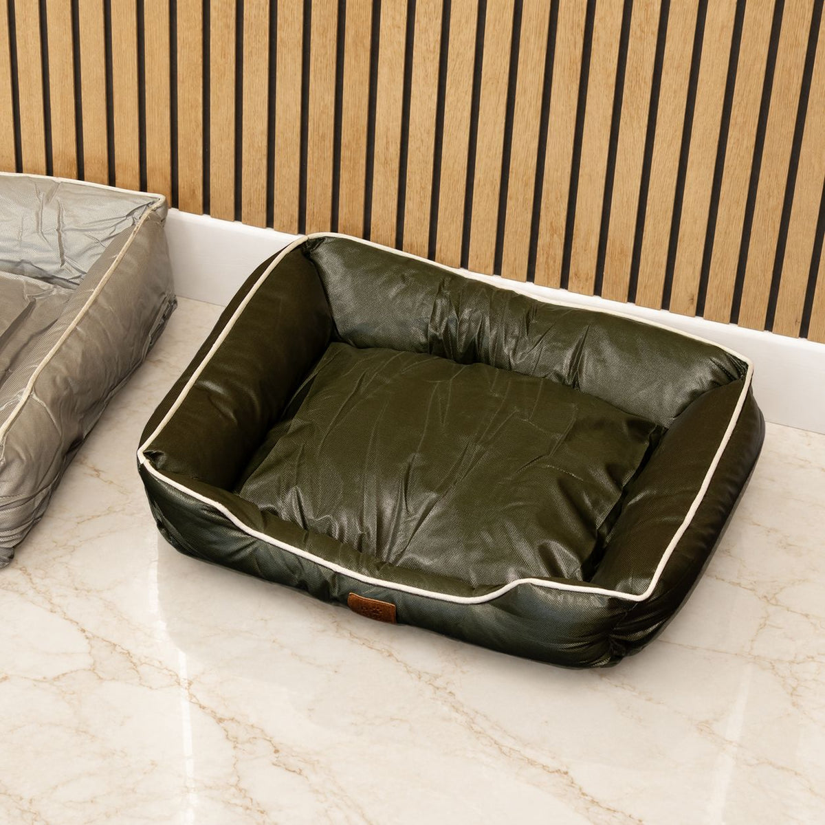 Cuccia verde kaki con bordino crema – piccola, 60 × 50 × 15 cm