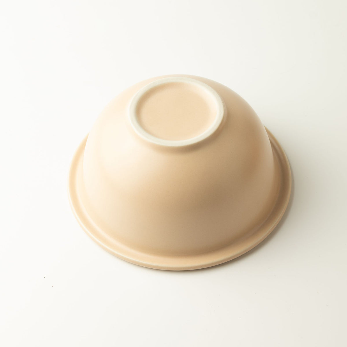 Ciotola in ceramica crema con supporto in legno – 14 cm