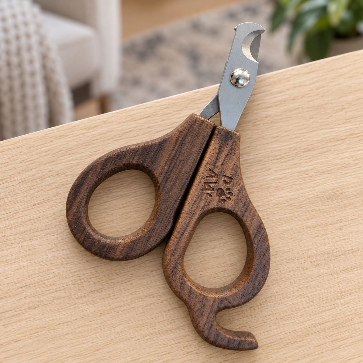 Tagliaunghie semicircolare in acciaio inox e noce