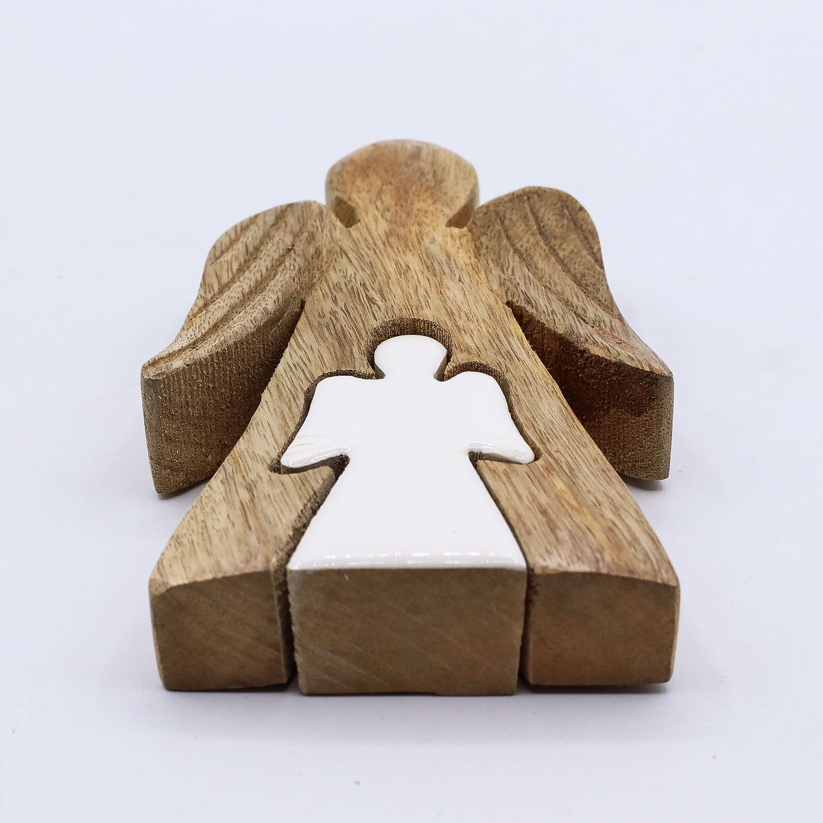 Angelo nell'angelo in legno di mango e smalto bianco – 15 cm