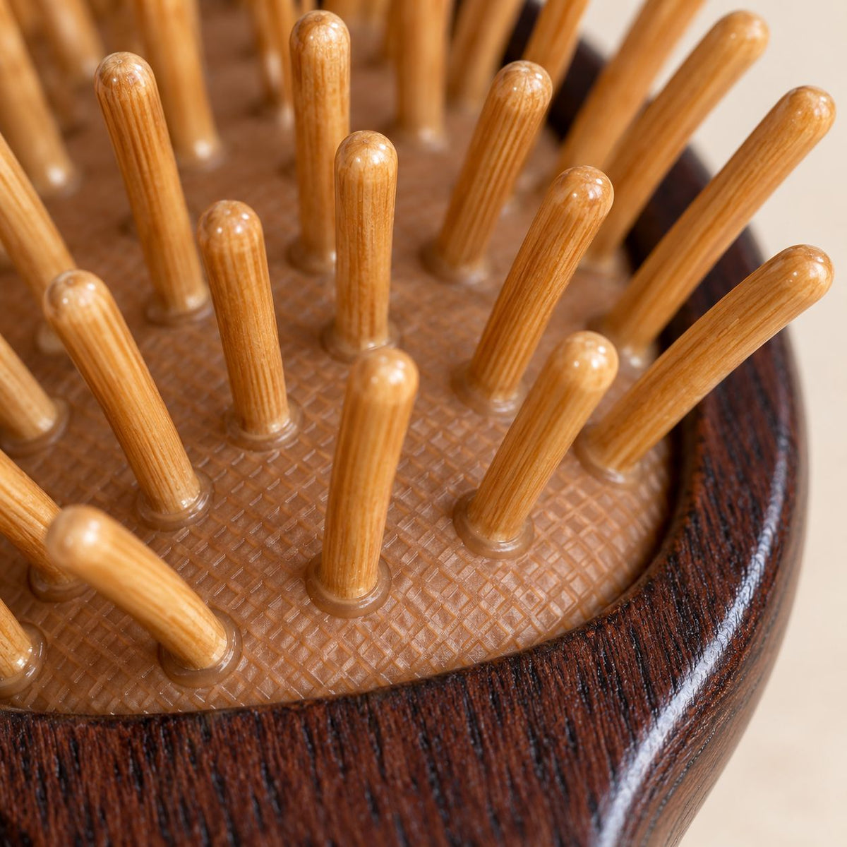 Mini spazzola massaggiante con dentini in bambù