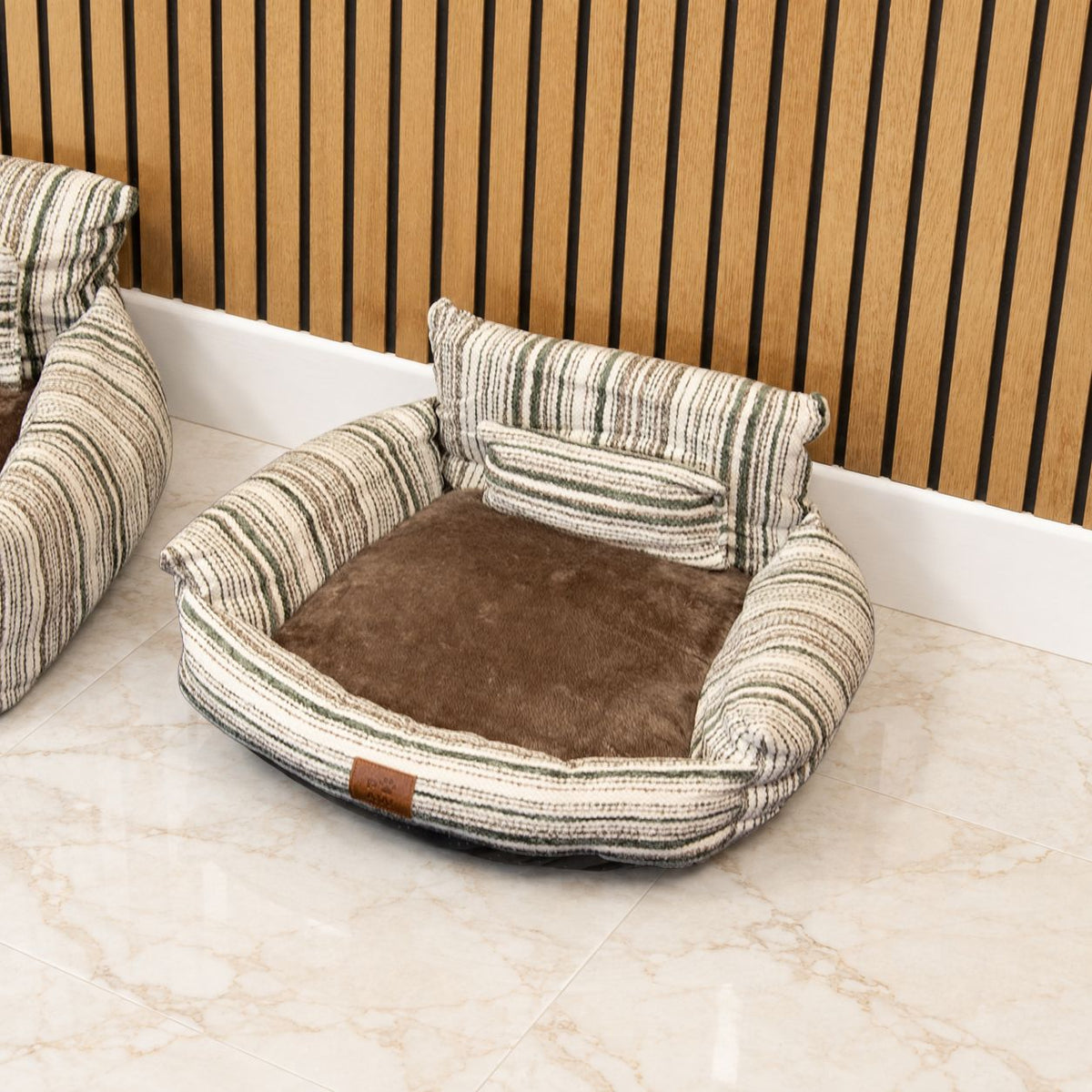 Cuccia a divanetto a righe marroni – piccola, 50 × 50 × 26 cm