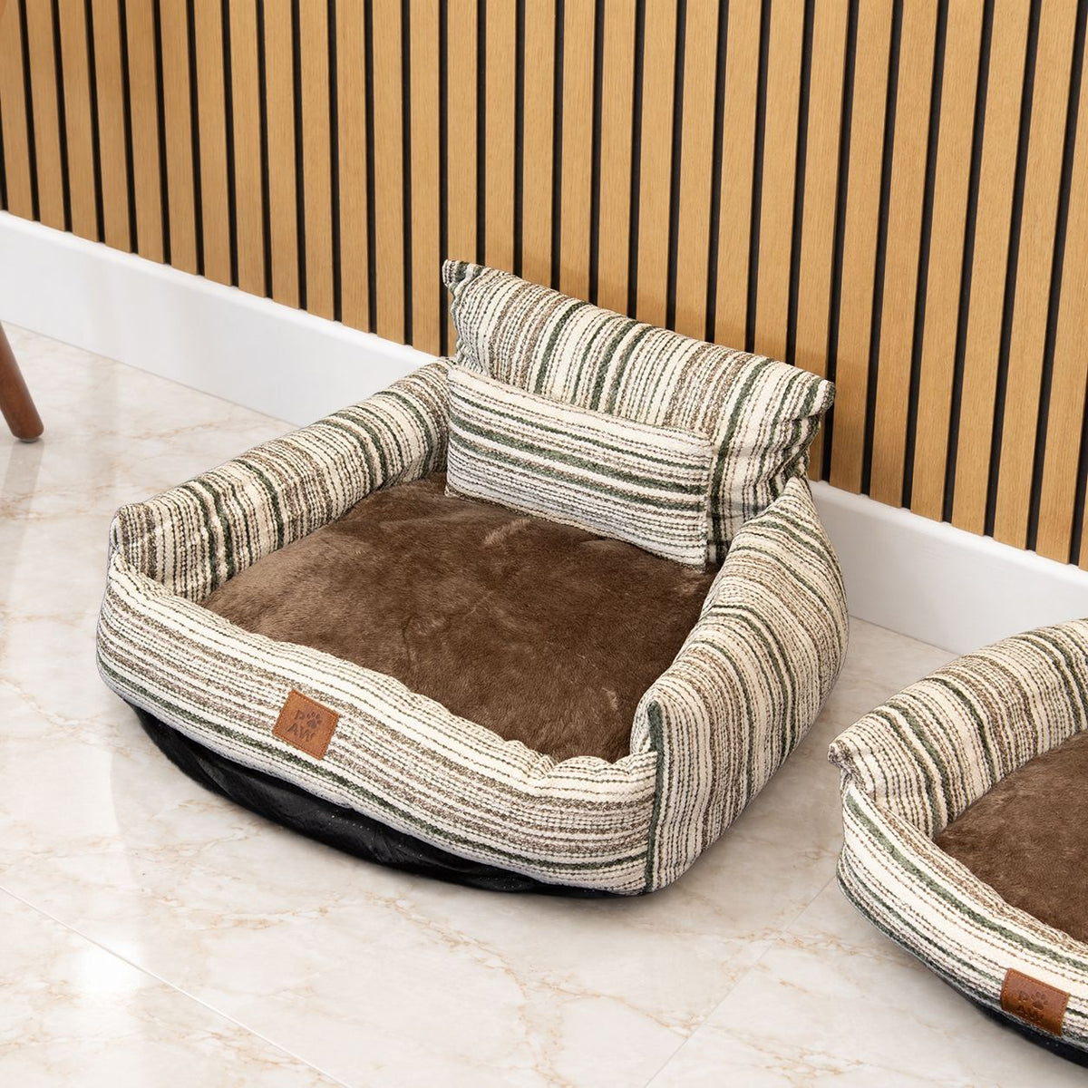 Cuccia a divanetto a righe marroni – media, 60 × 60 × 28 cm